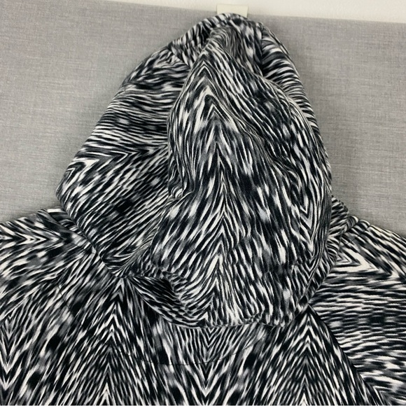 Nike N7 Short Sleeve Hoodie Patterned Kangaroo Pocket - Picture 7 of 11